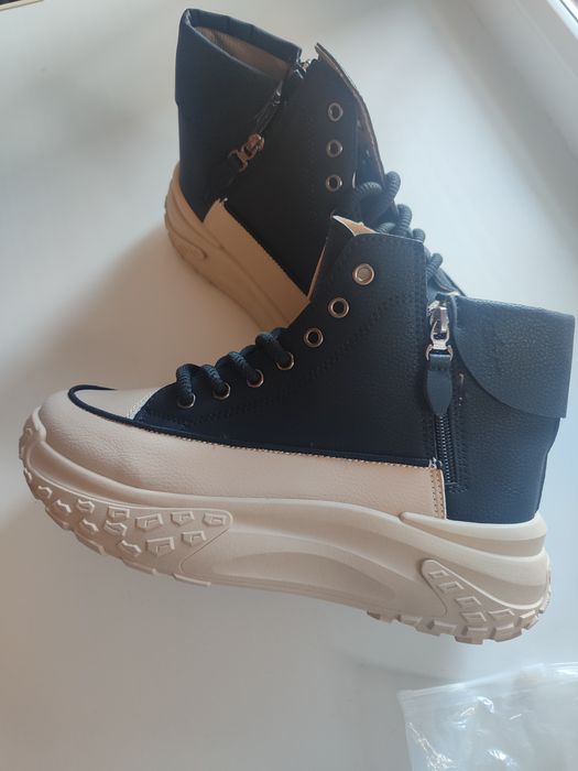 Кроссовки женские