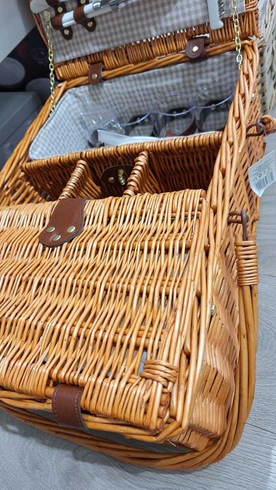 Нова Кошница За Пикник За Четирима с Отеление за Бутилки