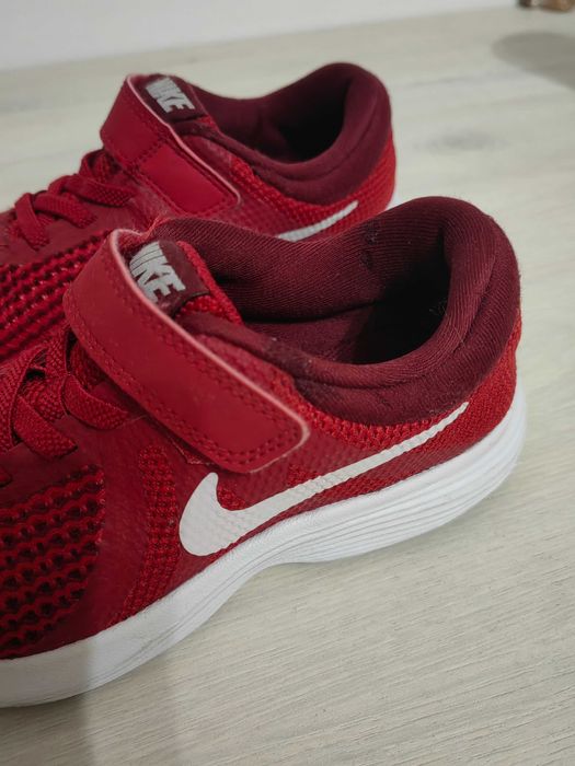 Маратонки NIKE Revolution 4