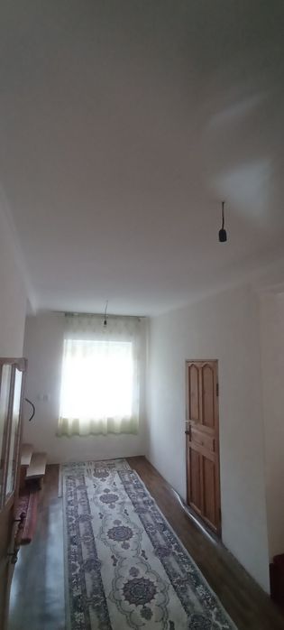 Uy sotiladi Chimyonda yaxshi joyda joylashkan