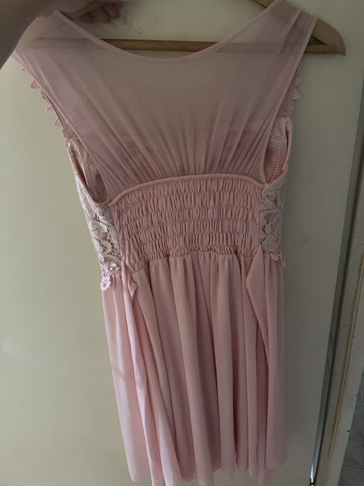 Розова рокля за повод