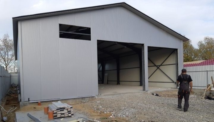 Vând hala metalica.
Latime 20 metri.
Lungime 25 metri.
Inaltime 5 metr