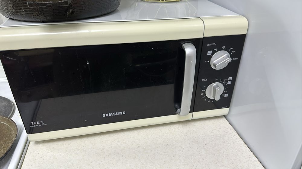 Микровалновая печь (не рабочая, на запчасть)