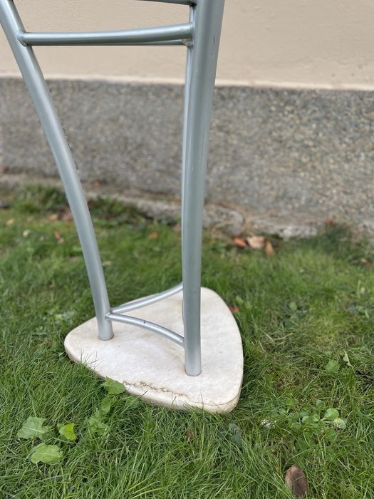 Кръгла стъклена маса с мраморна стойка