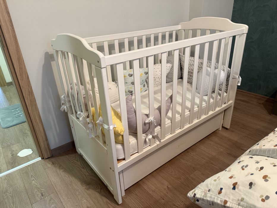 Бебешко дървено легло Arbor с люлеещ механизъм