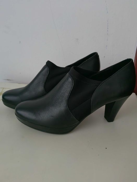 Елегантни високи черни обувки