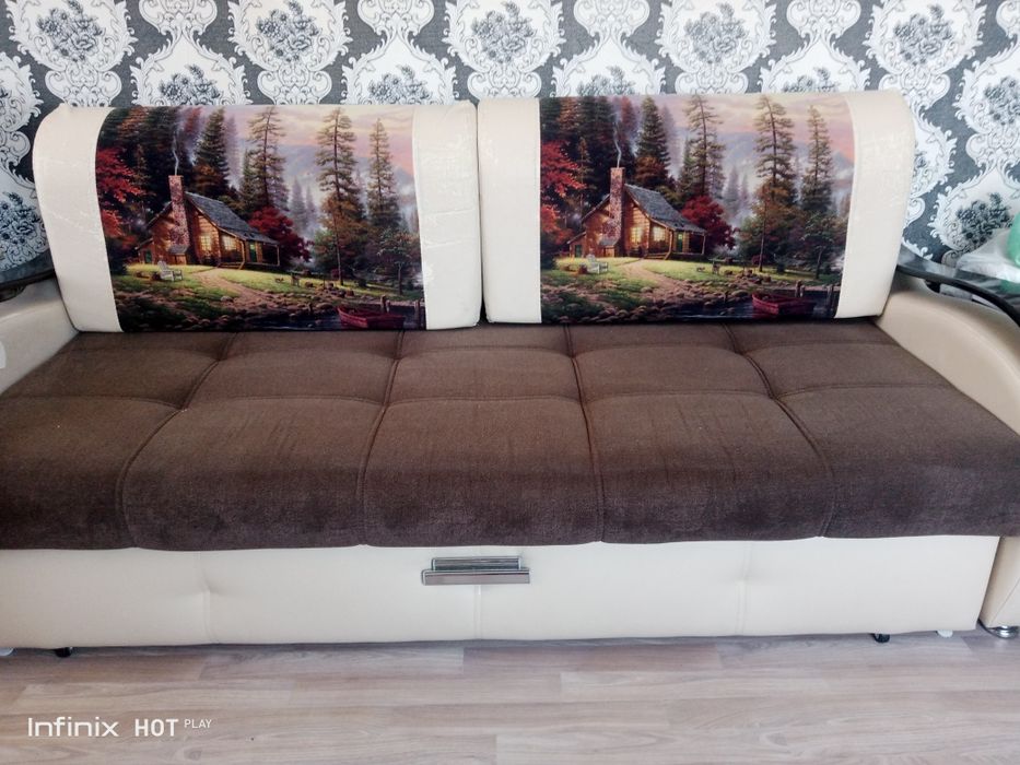 Продали зеркало , диван, прихожая