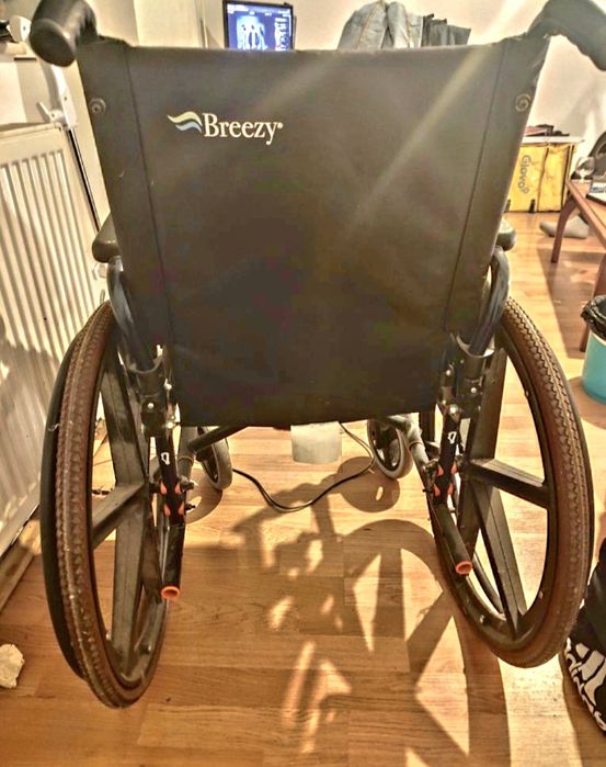 Carut cu rotile pentru persoane cu dizabilități sau handicap