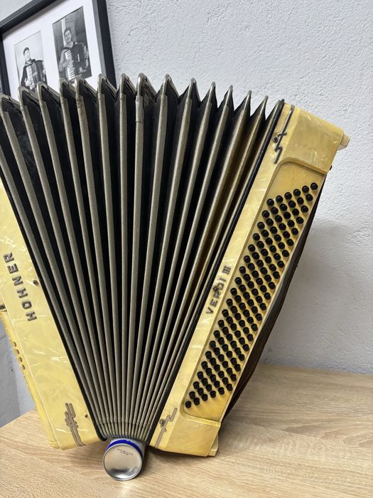 Acordeon Hohner Verdi 3 cu 120 de basi clapa scurta