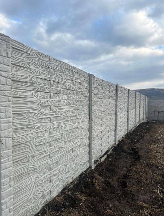 Gard din placi si stalpi de beton