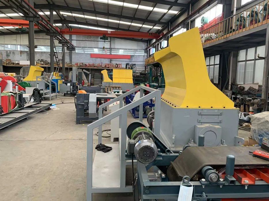 нов индустриален шредер за дробене на дървени палети и отпадъци