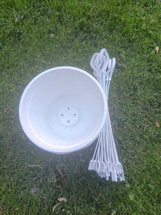 Vând ghivece suspendate albe, albastre și mov