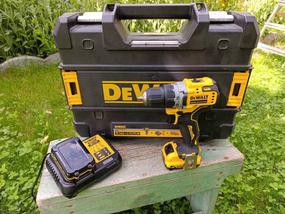 Masina de insurubat si gaurit DeWalt 12V DCD701, pachet complet