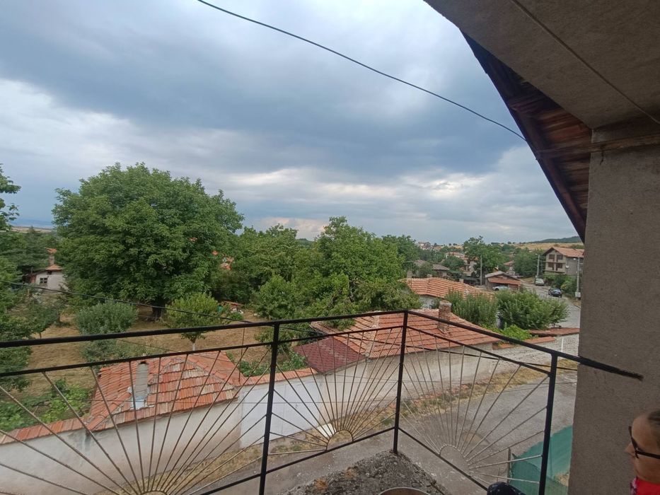 Просторна триетажна къща с голям двор в с. Дивотино, обл. Перник