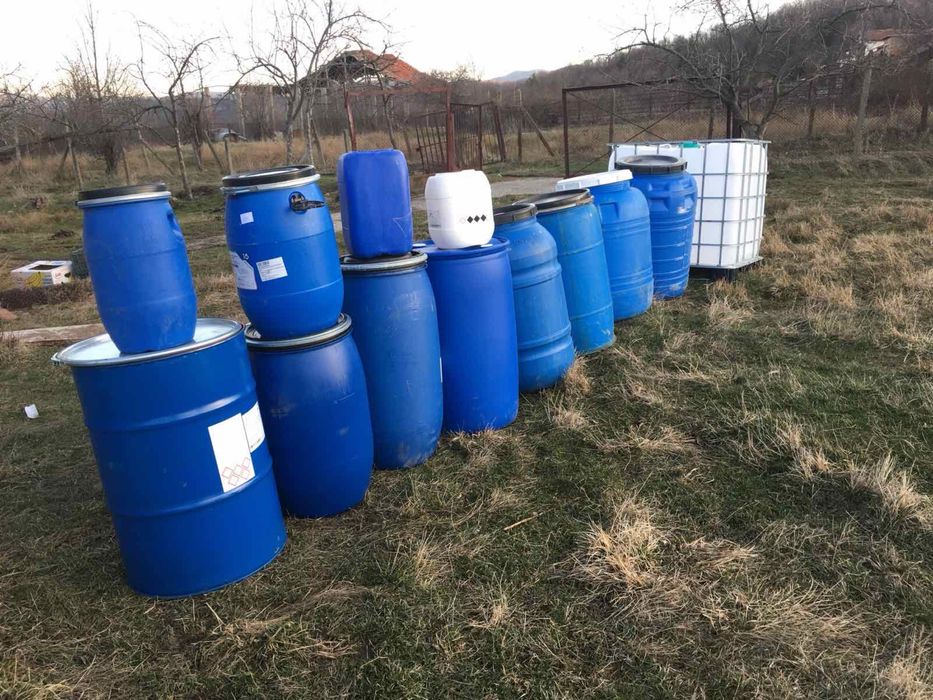 Продавам на едро и дребно пластмасови цистерни и бидони.