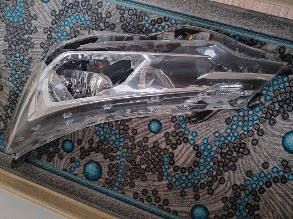 Фара оригинал на TОYOTA Сorolla 2017г