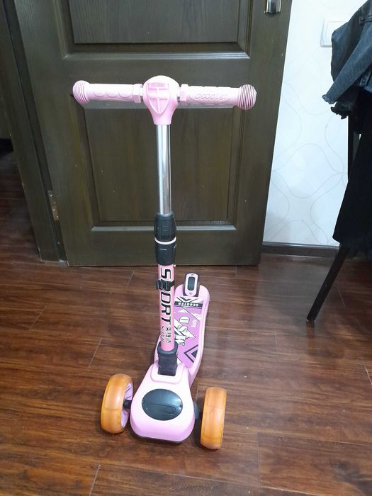 Детский самокат на 4-11 лет,розовый.