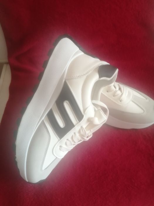 Маратонки нови, номер 38,дамско, черно-бели