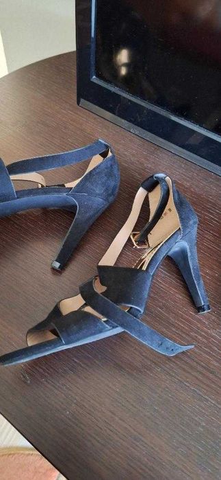 rochie de seara matase neagra 48-50 esarfa  sandale negre pret 120 lei