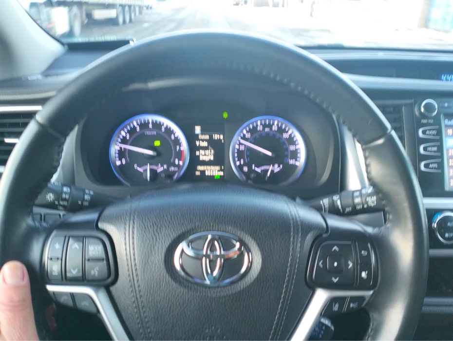 Продам TOYOTA HIGHLANDER 2018 года 3,5
