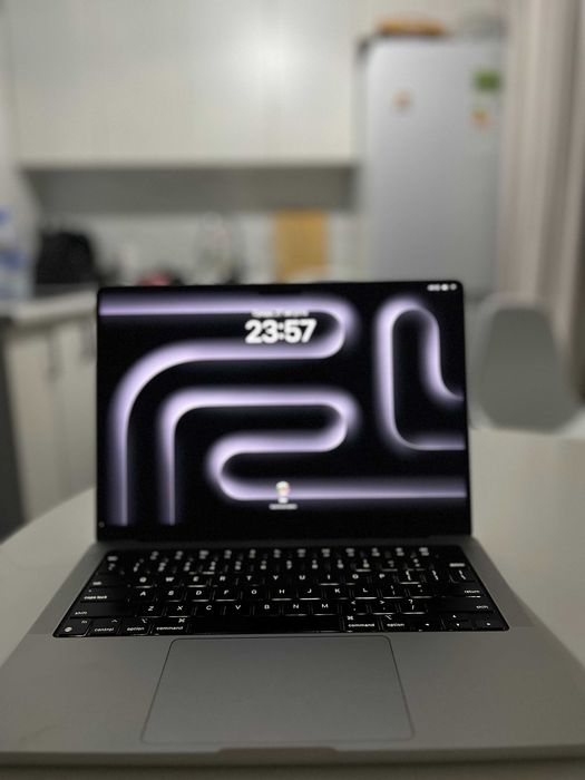 Apple MacBook Pro 14.2” (M3 Pro, 18 ГБ RAM) серого цвета