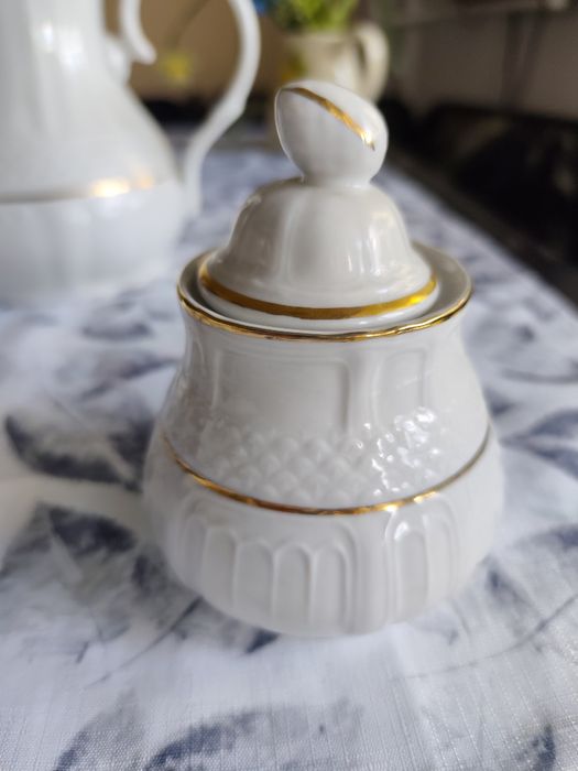 Порцеланов комплект за чай.