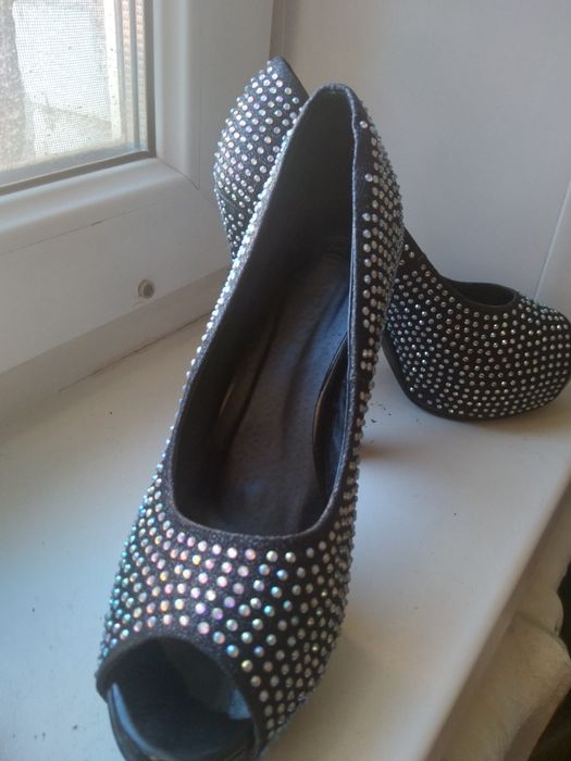 Продам туфли со стразами очень красивая