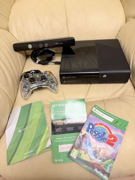 Xbox 360 E – Boxed + кристален контролер + Kinect + 5 игри