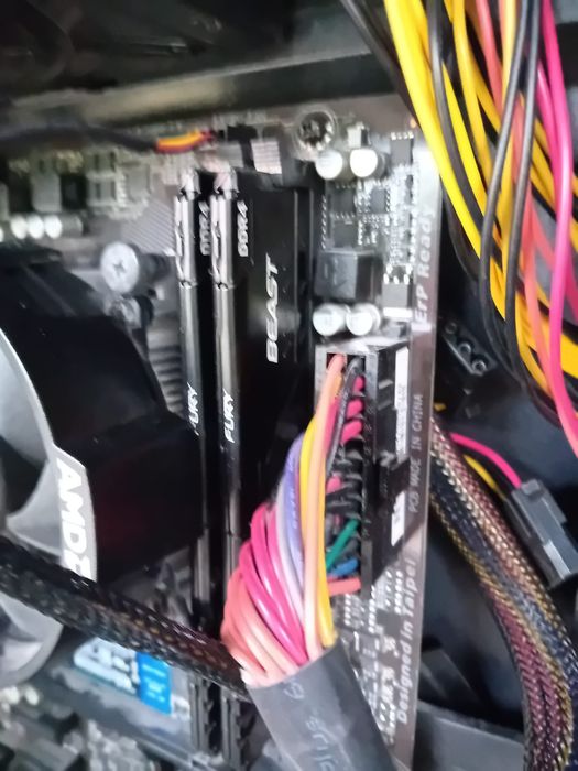 Vand urgent  PC gaming cu monitor