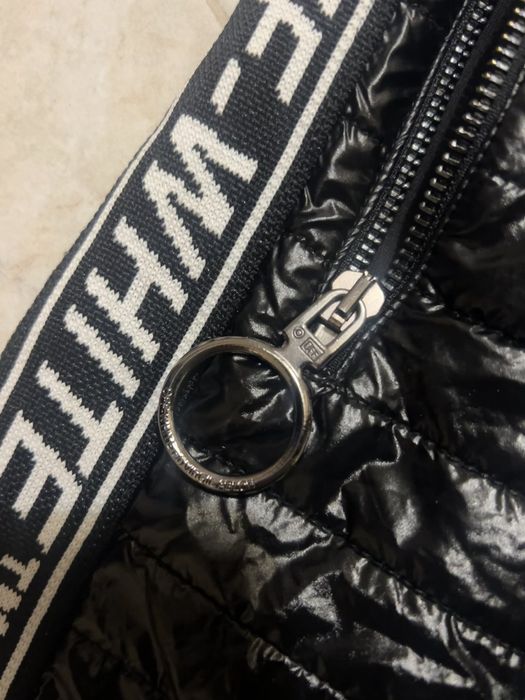 Дамски панталон off-white
Дамски панталон в цвят черно. Използван, но