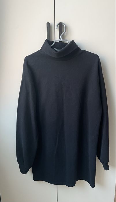 Чёрное теплое платье Pull&Bear.