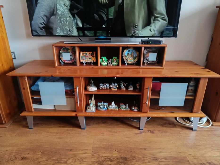 Шкаф от естествено дърво