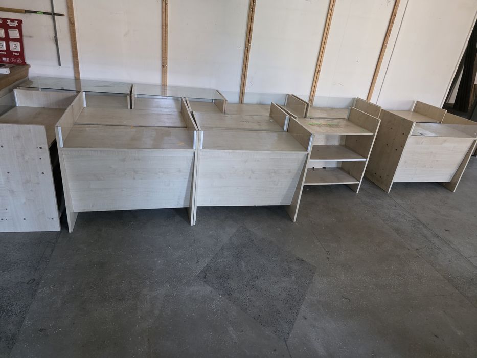 Използвани офис бюра и стелажи
