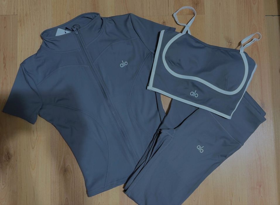 Set Alo Yoga de vânzare – mărimea XS, nou cu etichetă!