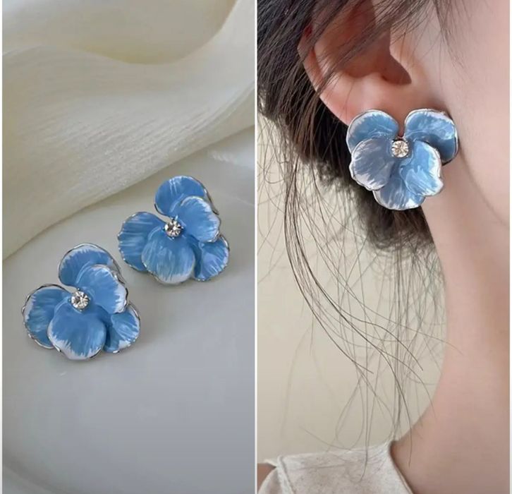 Великолепные сережки в нежно голубом цвете в ракушке