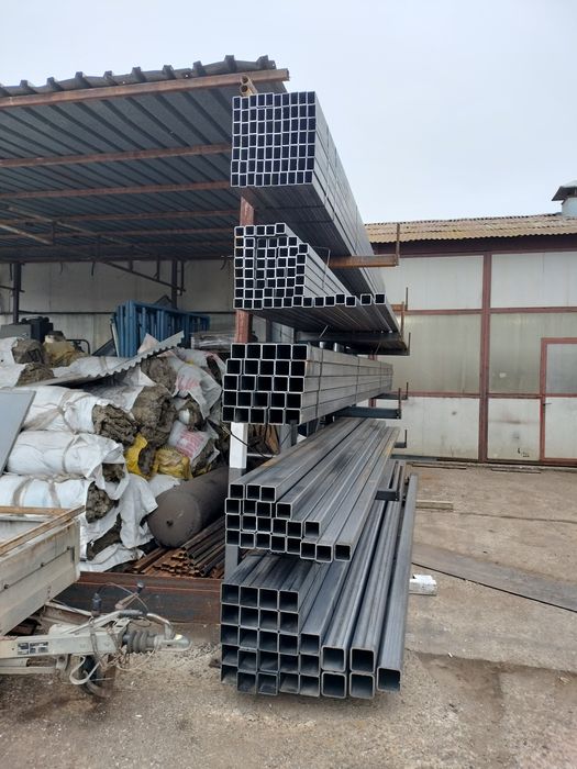 Țeavă metalică și stâlpi pentru gard