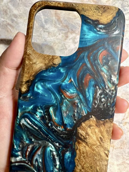 Carved Калъф за iPhone 16 Pro от дърво и смола