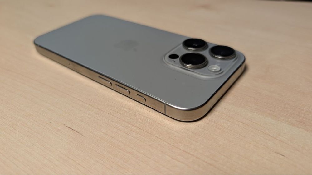 iPhone 15 Pro в идеальном состоянии без ремонта