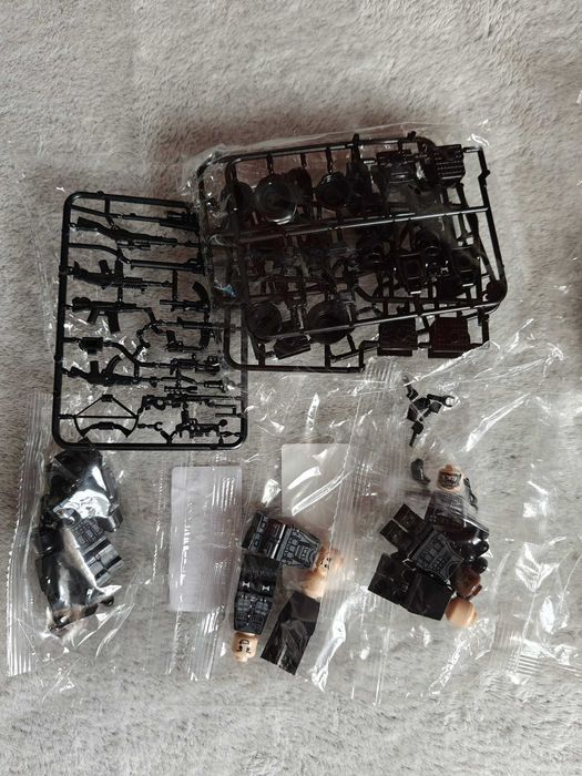 Set 10 figurine soldati tip Lego cu accesorii