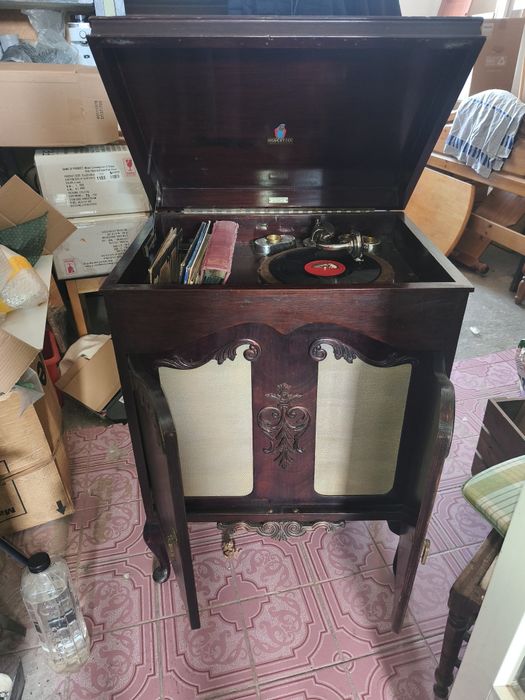 Gramofon tip cabinet în stare de funcționare