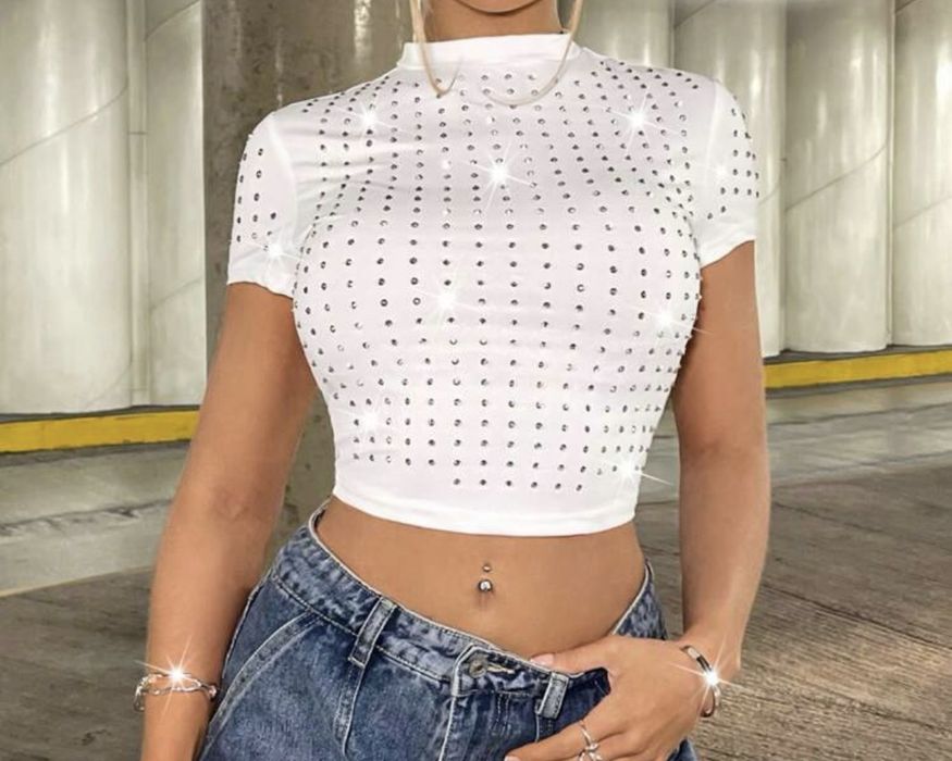 Бяла тениска с камъчета