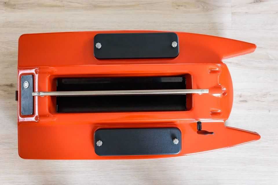 Лодка за захранка (лодка за захранване) с автопилот и LiPo батерии