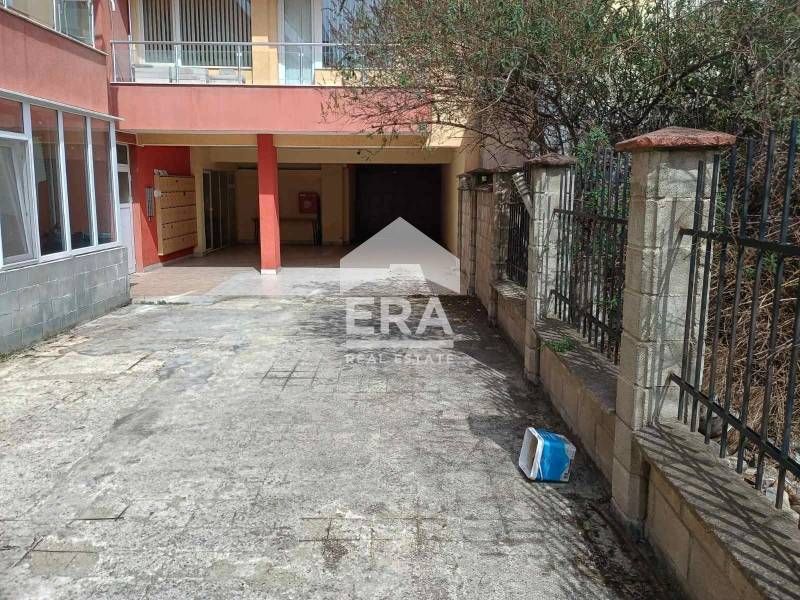 ЕКСКЛУЗИВНО! Открити паркоместа във вътрешен двор в сграда с Акт 16 в