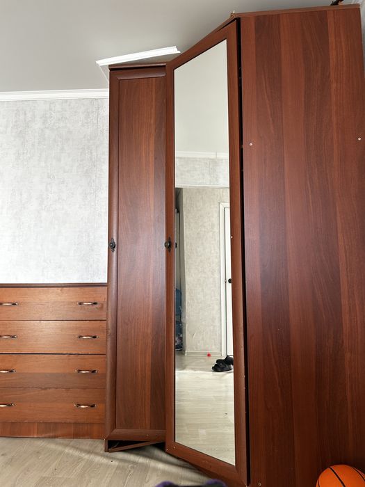 Шкаф угловой, вместительный