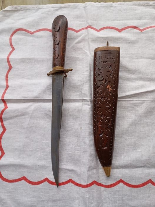 Vând pumnal vechi, teacă din lemn sculptat,lama ascuțită