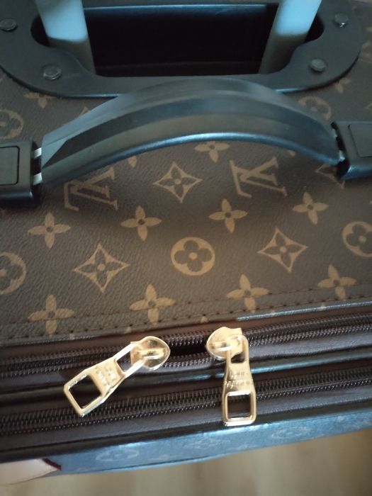 Продавам Пътнически Куфари.