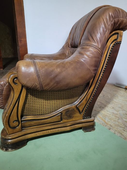 Vînd două fotolii piele.