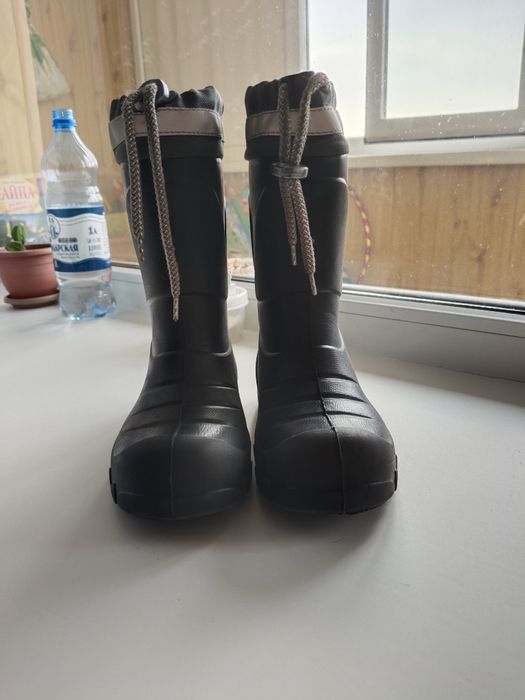 Резиновые сапожки.