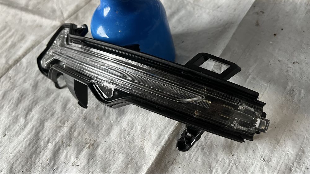 Светлина на странично огледало BMW 2 U06/X1 U11