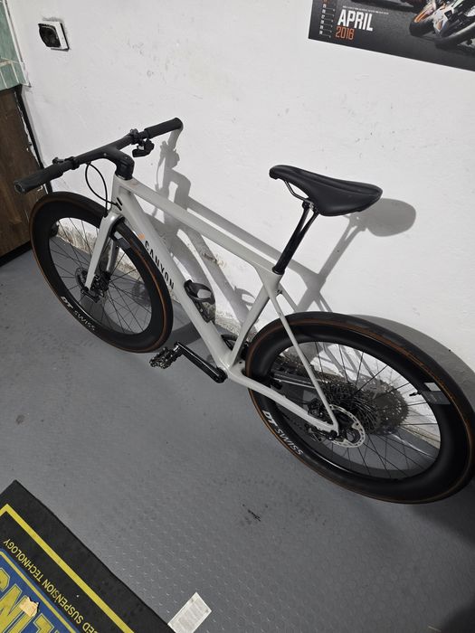 Карбонов шосеен,трекинг велосипед Canyon roadlite